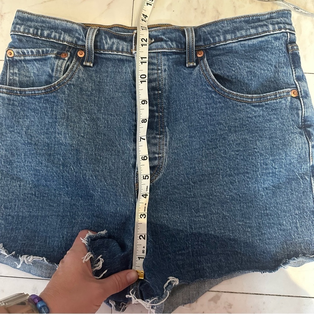 Levi’s Premium Ribcage Short - Picture 7 of 9